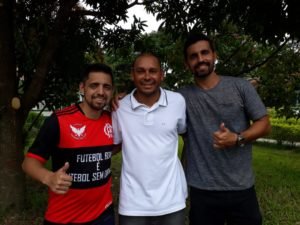 Com Junior Tomé, da Pelada Rubro Negra, e Leonardo, que jogou com ele no CRB (Foto: Divulgação)