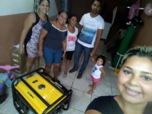 Família da menina que vive na Baixada comemora a doação do gerador (Foto: Álbum de Família)