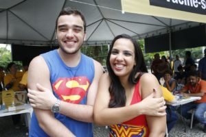 Dia D Febre Amarela-casal--de-foliões-se-vacina