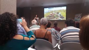 Psicóloga Dulcinéia em palestra sobre longevidade