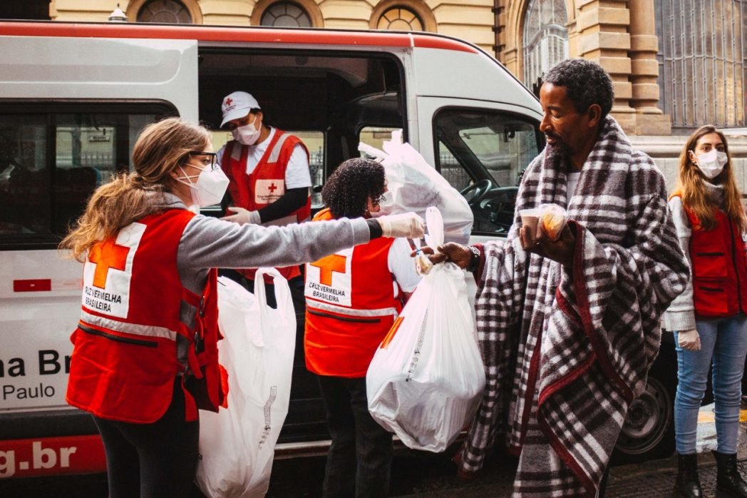 Inverno esquenta redes de solidariedade para agasalhar e alimentar quem ...